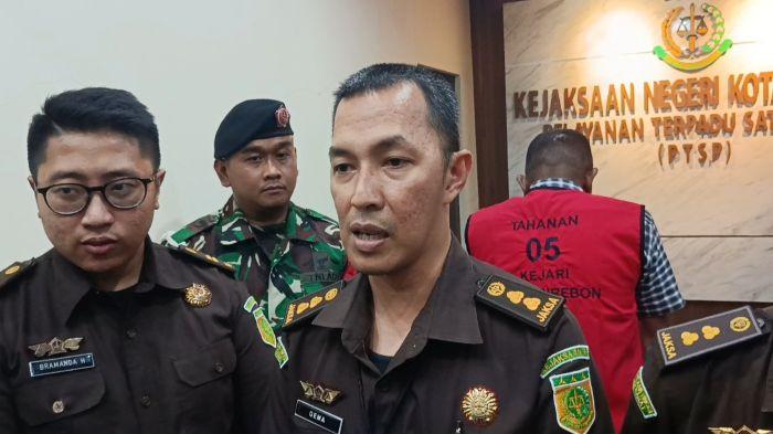 Penyidik Kejari Kota Cirebon, Gema Wahyudi, memberikan keterangan kepada wartawan soal kasus penyelewengan dana PIP di SMAN 7 Cirebon di Kejari Cirebon, Selasa (22/7/2025) malam. Empat orang telah ditetapkan sebagai tersangka dalam kasus ini.