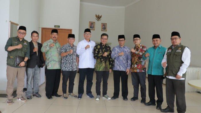 Ribuan guru agama di Kabupaten Bandung mengungkapkan rasa terima kasih mereka kepada Bupati Bandung Dadang Supriatna, atas perhatian yang luar biasa terhadap para guru Pendidikan Agama Islam (PAI) di Kabupaten Bandung. 