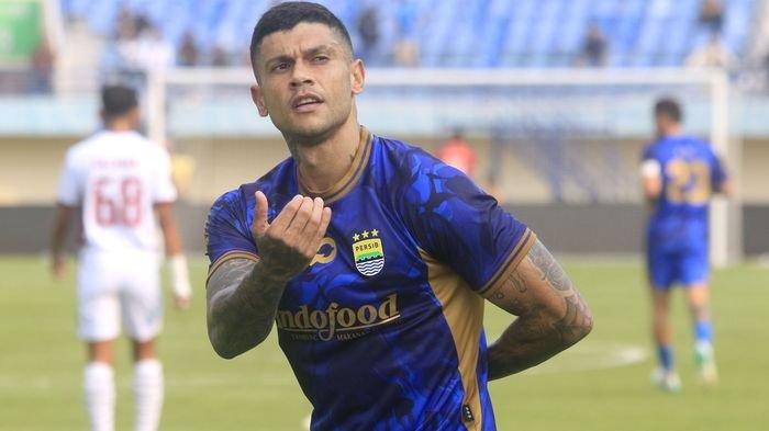 Penyerang Persib Bandung, Ciro Alves, melakukan selebrasi setelah membobol gawang PSM Makassar pada laga Grup A Piala Presiden 2024 di Stadion Si Jalak Harupat, Kabupaten Bandung, Jumat (19/7/2024) sore. Persib menang 2-0.