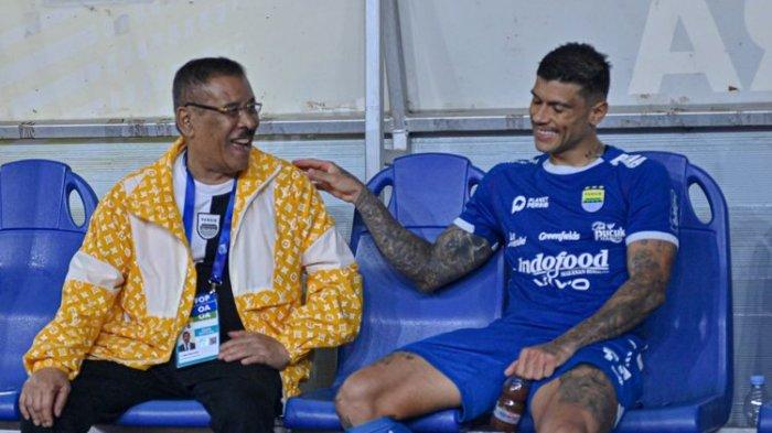 BERCENGKRAMA -  Momen kebersamaan penyerang Persib Bandung Ciro Alves dan Komisaris PT Persib Bandung Bermartabat (PBB) Umuh Muchtar di bench.