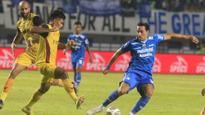 Penyerang Persib Bandung Ezra Walian (biru) duel dengan pemain Persikabo 1973 di Stadion Gelora Bandung Lautan Api, Sabtu (15/4/2023). Persib kalah 4-1 di pertandingan ini.