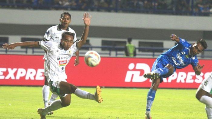 TENDANGAN FRETS BUTUAN : Pemain Persib Bandung Frets Butuan melepaskan tendangan lepas dari kawalan pemain PSS Sleman saat pertandingan Liga 1 2023/2024 di Stadion Gelora Bandung Lautan Api, Sabtu (28/10). Persib Bandung menang telak atas PSS Sleman dengan skor (4-1).