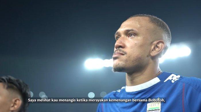 MENANGIS - Bek Persib Bandung Gustavo Franca menangis di hadapan para setelah mengalahkan PSS Sleman dengan skor 3-0 di Stadion Gelora Bandung Lautan Api pada pekan ke-30 Liga 1 2024/2025, Sabtu (26/4/2025). (Tangkap layar YouTube PERSIB)