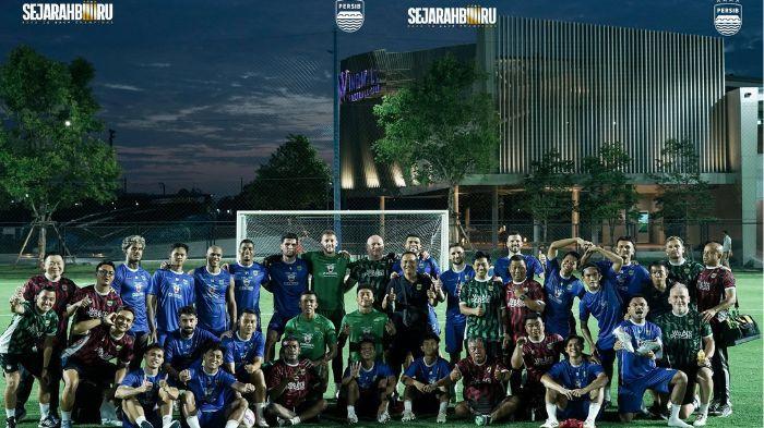 PEMUSATAN LATIHAN - Tim Persib Bandung bersama pelatih dan ofisial di lapangan pada sesi pemusatan latihan terakhirnya di Bangkok, Thailand, Sabtu (26/7/2025).