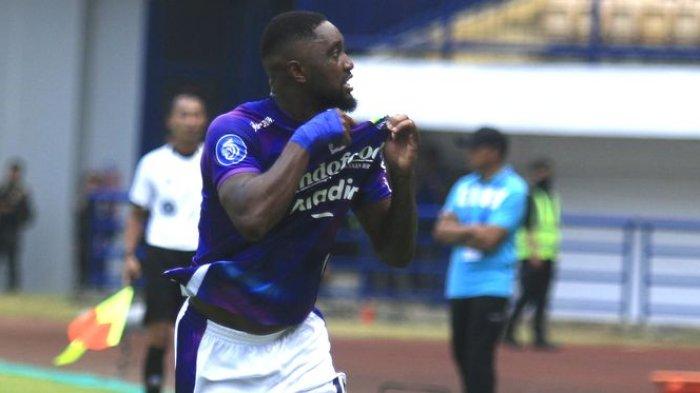 Gelandang Persib Bandung Levy Madinda merayakan gol ke gawang Barito Putera di pekan kedelapan Liga 1 2023-2024 di Stadion Gelora Bandung Lautan Api, Kota Bandung, Minggu (13/8/2023). Skor akhir 1-1.