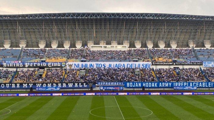 Persib Bandung mempersiapkan momen puncak untuk menyempurnakan gelar juara Liga 1 2024/25 dengan kemenangan saat menghadapi Persis Solo pada laga terakhir di Stadion Gelora Bandung Lautan Api. Duel penutup musim ini dijadwalkan berlangsung pada Sabtu, 24 Mei 2025, pukul 16.00 WIB.