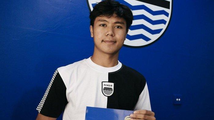 GELANDANG BARU PERSIB - Persib Bandung mengumumkan gelandang Nazriel Alfaro Syahdan sebagai pemain terbarunya untuk musim 2025/2026. Sosok Nazriel Alfaro, Gelandang Potensial Dipromosikan Persib Bandung, Jadi Penerus Dedi Kusnandar