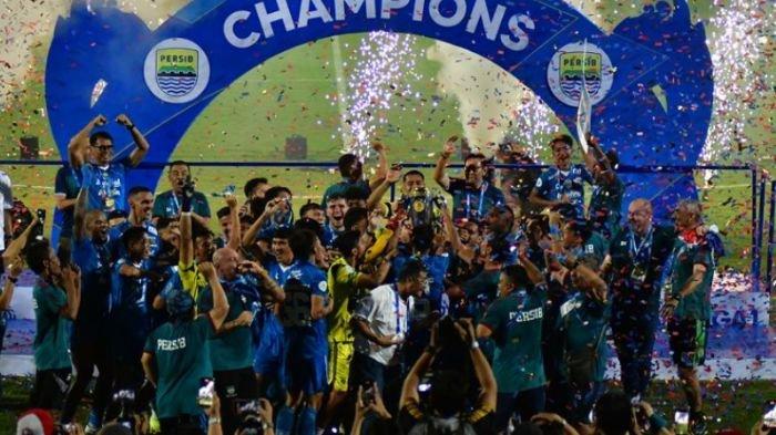 PERSIB mengangkat trofi juara Liga 1 2023/2024 di Stadion Bangkalan, Jumat, 31 Mei 2024.