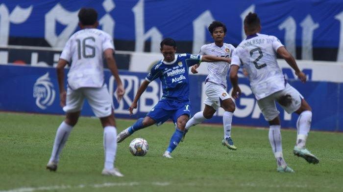 Pemain Persib Bandung Beckham Putera Nugraha (tengah) berusaha mengontrol bola dari pemain Persik Kediri saat pertandingan Liga 1 2022/2023 di Stadion Pakansari, Cibinong, Kabupaten Bogor, Rabu (8/3/2023). Persib kalah dari Persik Kediri dengan skor 0-2.