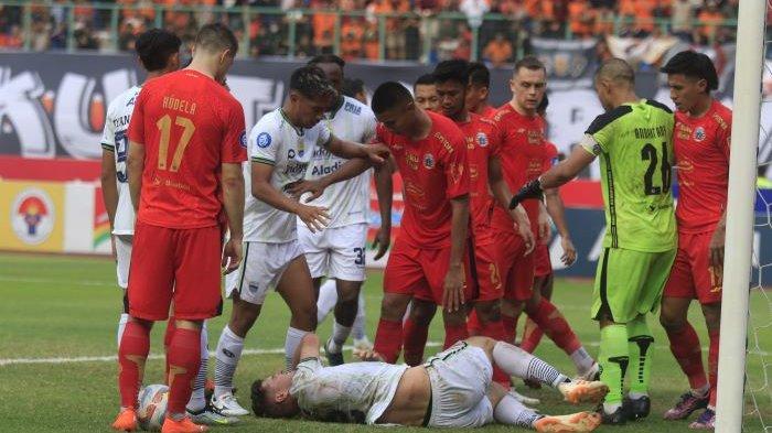 Seorang pemain Persib Bandung tergeletak dalam pertandingan melawan Persija Jakarta di Stadion Patriot Candrabhaga, Kota Bekasi, Sabtu (2/9/2023).