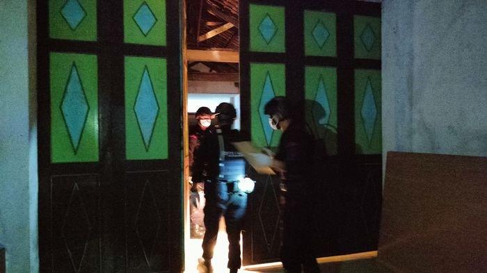 Personel Polres Indramayu dan Tim Jibom Polda Jabar saat melakukan olah TKP di bangunan home industry pembuatan kembang api di Desa Lobener, Kecamatan Jatibarang, Kabupaten Indramayu, Sabtu (2/9/2023) malam.