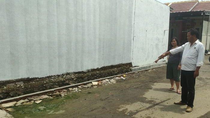 Ribut Wahyudi, warga Perumahan Mutiara Gebang, Desa Gebang Kulon, Kecamatan Gebang, Kabupaten Cirebon, menunjukkan lokasi mobilnya yang dicuri oleh komplotan pencuri pada Minggu (7/1/2024) dini hari.