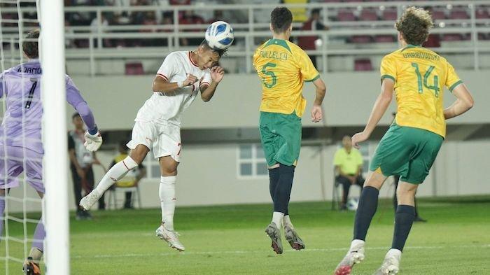 Pesepak bola Timnas Indonesia, Muhammad Zahaby Gholy (tengah) menyundul bola dalam pertandingan Timnas Indonesia vs Australia pada ajang ASEAN U-16 (Piala AFF) Boys Championship 2024 babak semifinal di Stadion Manahan, Solo, Senin (1/7/2024) malam.