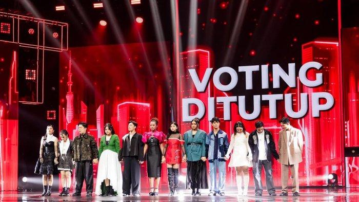 PESERTA INDONESIAN IDOL - Peserta Indonesian Idol 2025 bergandengan tangan menantikan hasil vote di babak Spektakuler Show 3 pada Senin (10/2/2025) malam.