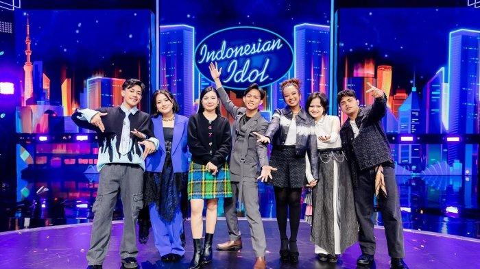 PESERTA TOP 7 - Peserta Indonesian Idol 2025 Top 7 berpose setelah berhasil lolos dari babak Spektakuler Show 7, Senin (10/3/2025).