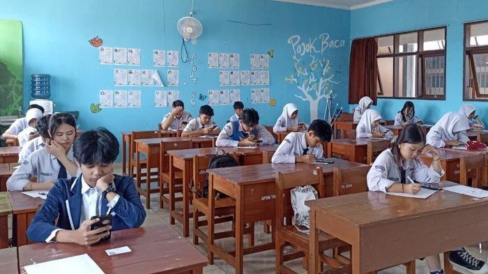 Peserta mengikuti tes terstandar daerah SPMB tahap dua di SMAN 19 Bandung, Jalan Dago Pojok, Kota Bandung, Jumat (4/7/2025). Di sisi lain, SMA Pendidikan Membangun Bangsa (PMB) hingga kini baru menerima pendaftaran 12 calon murid baru.