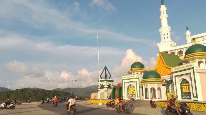 MASJID AGUNG - Pesona Masjid Agung Baitul Makmur jadi lokasi ngabuburit warga Anambas, Kepri Minggu (17/3/2024).
