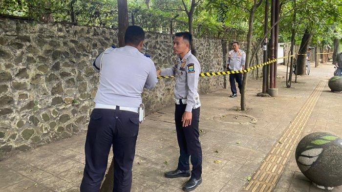 Dua petugas Dinas Perhubungan Kota Bandung sedang memasang garis pembatas di trotoar Jalan Tamansari depan Kebun Binatang Bandung, Minggu (29/12/2024).