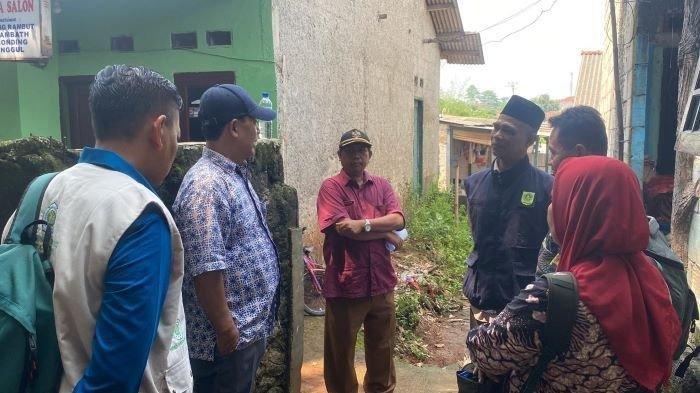 Petugas Kemensos RI dan Kepala Desa Rawa Panjang (peci hitam) sempat bersitegang di depan rumah Gibran, bocah yang viral karena lapar di Bojonggede, Kabupaten Bogor, Selasa (7/5/2024).