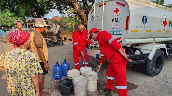 Petugas PMI Kabupaten Majalengka saat menyalurkan bantuan air bersih di Blok Jumat RT 02 RW 05, Desa Heuleut, Kecamatan Kadipaten, Kabupaten Majalengka, Rabu (9/8/2023).