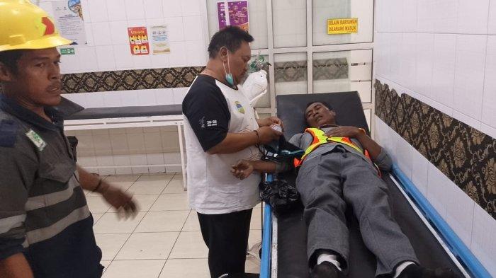 Petugas Puskesmas Manonjaya memeriksaa salah satu pasien yang mengalami keracunan massal di Apel Siaga Pengaman Presiden Joko Widodo di Bendungan Leuwikeris, Kabupaten Tasikmalaya, Rabu (28/8/2024).