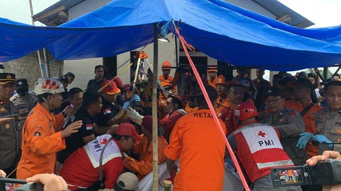 Petugas gabungan berhasil mengevakuasi satu orang warga yang terjebak di dalam sumur di Kampung Panahegan, Desa Gasol, Kecamatan Cugenang, Kabupaten Cianjur, Rabu (6/3/2024).