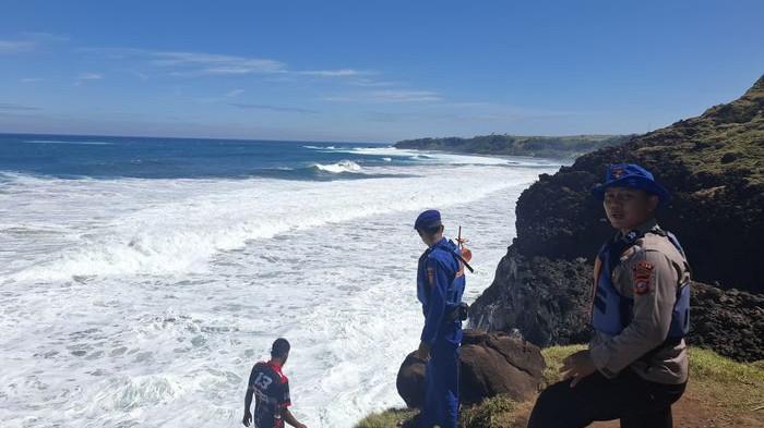 CARI KORBAN - Petugas gabungan mencari dua mahasiswa Ikopin yang tenggelam terseret ombak saat berenang di Pantai Puncak Guha, Kabupaten Garut, Jawa Barat, Minggu (20/7/2025).