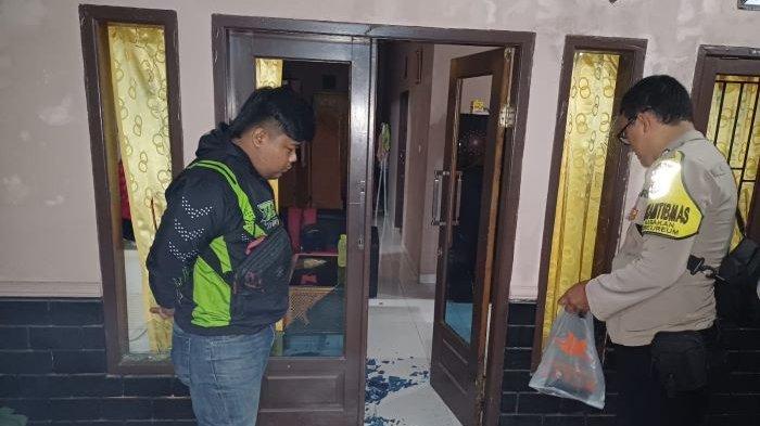 Petugas kepolisian saat mengecek rumah Ketua PPK Cibeureum, Kota Sukabumi, Sabtu (2/3/2024).