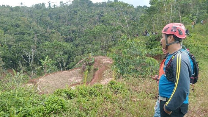 HENTIKAN PENCARIAN - Petugas menghentikan pencarian dua warga yang tertimbun longsor di Kampung Ciomas, Desa Tenjowaringin, Kecamatan Salawu, Kabupaten Tasikmalaya, Minggu (29/6/2025).