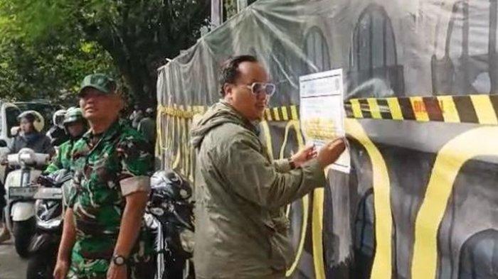 SEGEL GEDUNG - Petugas saat melakukan penyegelan gedung yang melanggar perizinan di Jalan Tubagus Ismail, Kelurahan Sekeloa, Kecamatan Coblong, Kota Bandung, Senin (7/7/2025)..
 