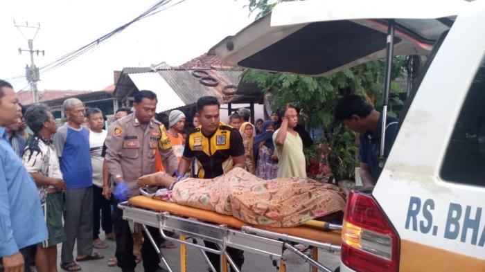 EVAKUASI KORBAN TABRAK LARI - Petugas saat mengevakuasi kakek 65 tahun korban tabrak lari di jalan umum Desa Wirakanan, Kecamatan Kandanghaur, Indramayu