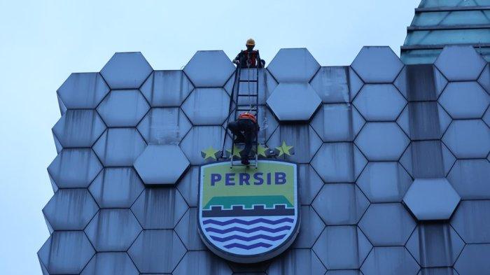 Petugas sedang memperbarui logo di Graha PERSIB, Jalan Sulanjana No. 17 Kota Bandung, Jumat, 23 Mei 2025.