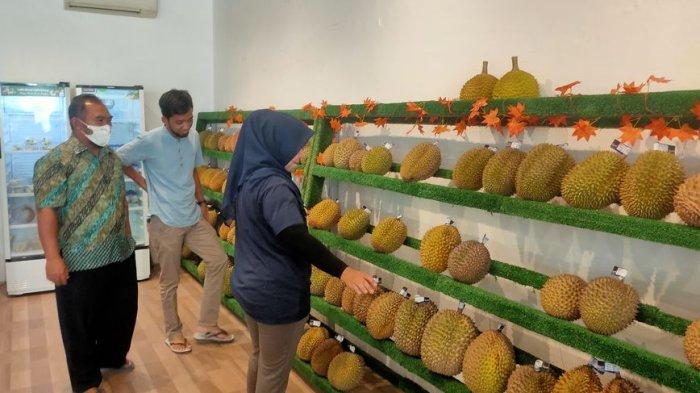 Suasana kafe Duren Si Legit di Jalan Dr Cipto Mangunkusumo Nomor 75, Kota Cirebon, Rabu (27/12/2023).