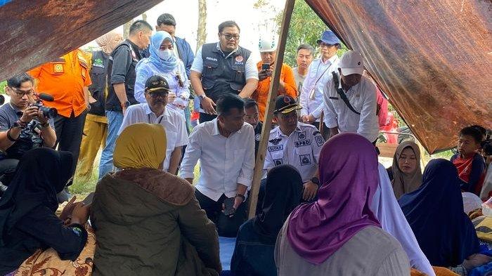Pj Gubernur Jabar, Bey Machmudin, saat melihat pengungsi di Desa Cibeureum, Kecamatan Kertasari, Kabupaten Bandung, Rabu (18/9/2024).