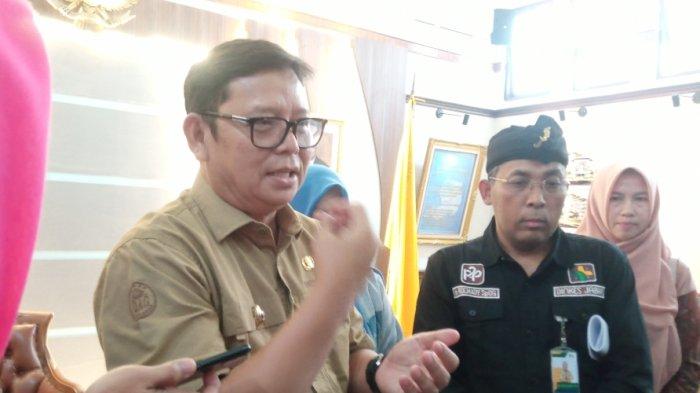 Pj Wali Kota Sukabumi, Kusmana Hartadji, dan Kepala Bidang Pencegahan dan Pengendalian Penyakit (P2P) Dinas Kesehatan Provinsi Jawa Barat, dr Rochady Hendra. memberikan keterangan, Kamis (20/6/2024).