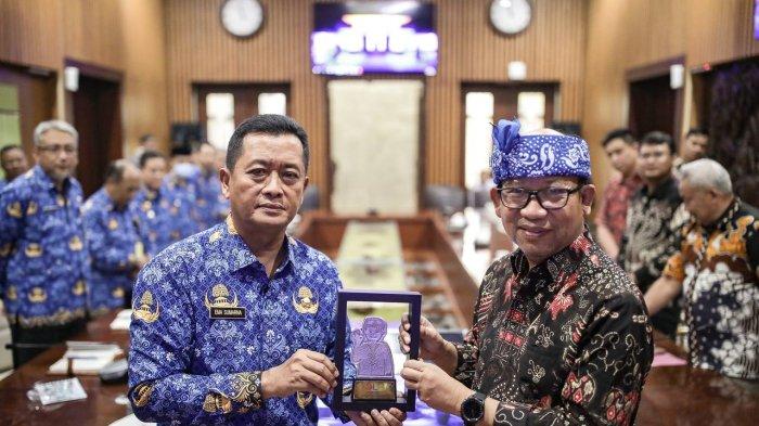 Plh Walikota Bandung, Ema Sumarna bertemu Bupati Banyumas, Achmad Husein di Balai Kota Bandung, Rabu (17/5/20230)
