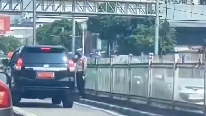 Media sosial dihebohkan dengan sebuah video yang menampilkan dua anggota polisi lalu lintas memberi hormat ke mobil berpelat dinas yang masuk ke jalur TransJakarta.