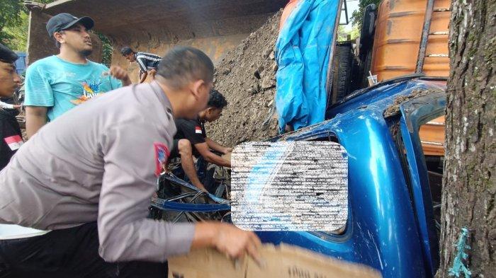 EVAKUASI KECELAKAAN - Polisi dan warga saat mengevakuasi penumpang mobil Suzuki Panther yang tertimpa truk muatan batu di Jalan Palabuhanratu Sukabumi, Sabtu (8/2/2025).