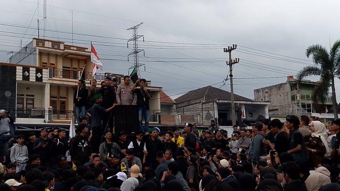 Kapolres Tasikmalaya Kota, AKBP Joko Sulistiono, bersama Komandan Batalyon D Pelopor Satuan Brigade Mobile (Brimob) Polda Jawa Barat bermarkas di Tasikmalaya, Kompol Iyus Ali Yusuf, ketika meminta maaf di hadapan mahasiswa dari berbagai elemen organisasi, Rabu (4/9/2024).