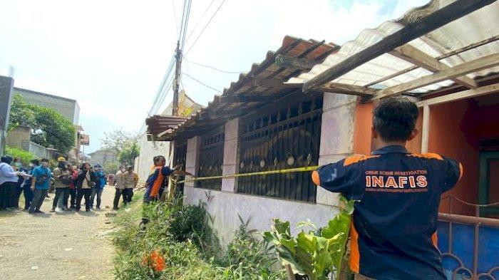 Polisi melakukan olah tempat kejadian perkara (TKP) di lokasi penemuan kerangka ibu dan anak, di Kompleks Tanimulya Indah, RT  10/15, Desa Tanimulya, Kecamatan Ngamprah, Kabupaten Bandung Barat (KBB), Selasa (30/7/2024).