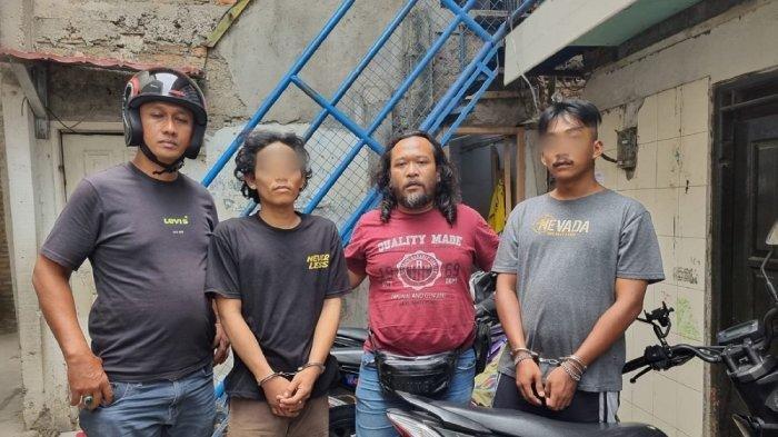Polres Jakbar menangkap tiga orang pemalak sopir travel di Jalan Kayu Besar 2, RT 013/11, Cengkareng Timur, Jakarta Barat. Aksi ketiga preman itu sempat viral.