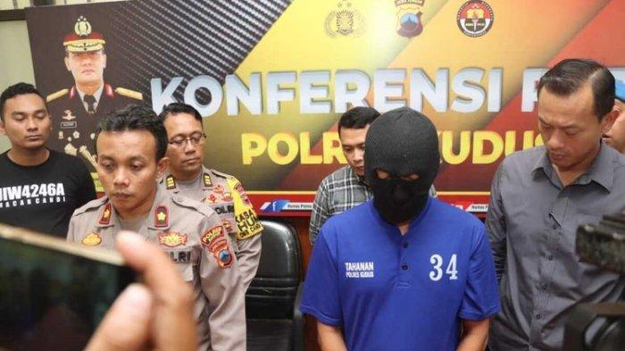 BIRO UMRAH: Polres Kudus menunjukkan ZLN (39), tersangka penipuan 189 jemaah umrah selaku pemilik owner biro umrah goldy mixalmina saat jumpa pers di Mapolres Kudus, Rabu (6/3/2024).