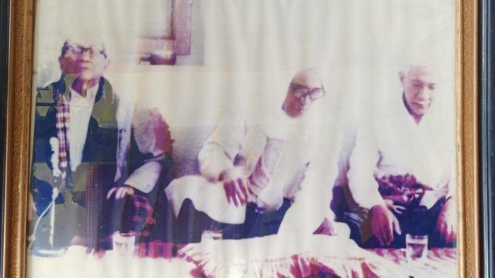 Potret KH Abdul Chalim (kanan), salah satu pendiri Nahdlatul Ulama (NU) asal Kabupaten Majalengka bersama para pendiri NU lainnya.
