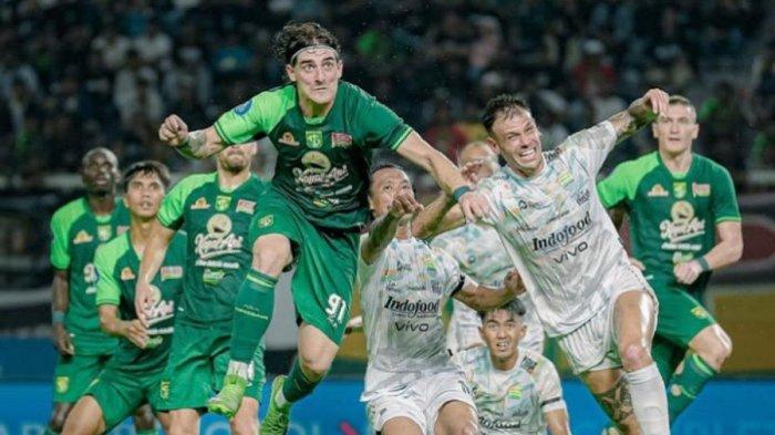 PERSEBAYA SURABAYA VS PERSIB BANDUNG - Potret aksi pemain Persib Bandung di babak pertama kontra Persebaya Surabaya di Stadion Gelora Bung Tomo (SUGBT), Surabaya, Jawa Timur, Sabtu (1/3/2025).