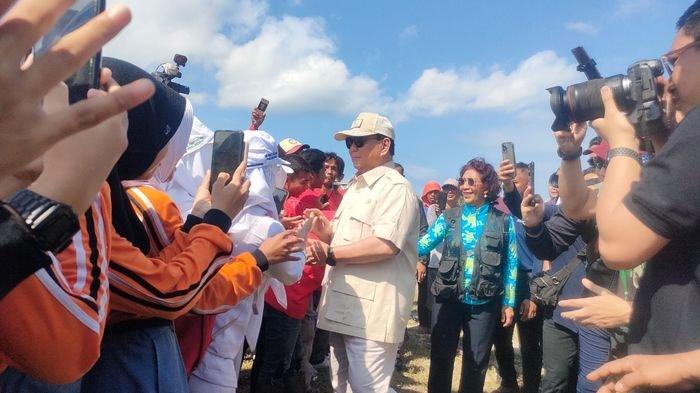 Saat Prabowo Subianto didampingi Susi Pudjiastuti di sekitar area landasan bandara Susi Air Pamugaran Pangandaran, Senin (17/7/2023).
 