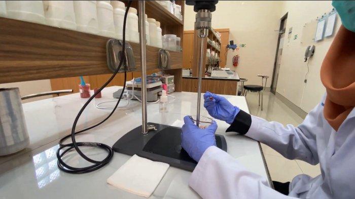 PRAPTA - PT Prapta Cipta Pesona sangat terbuka  mengenai formula dengan para mitra sehingga baik mitra maupun perusahaan mengetahui setiap isi atau kandungan dari produk yang di produksi. Prapta berkomitmen untuk selalu mematuhi aturan yang ditetapkan oleh Badan Pengawas Obat dan Makanan (BPOM) serta Cara Pembuatan Kosmetika yang Baik (CPKB) dalam setiap proses produksi kosmetika.

