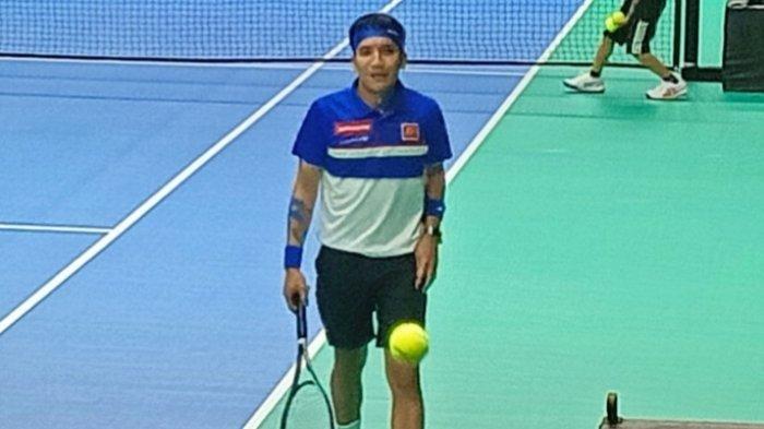 Presenter Desta melawan pemain sinetron Rezky Aditya, Sabtu (23/12/2023) malam.