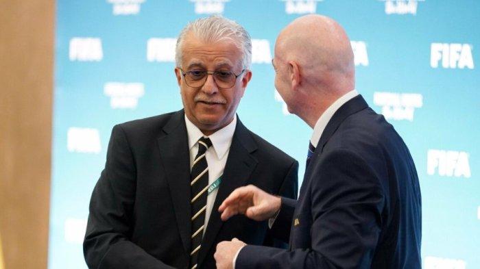 Presiden AFC Salman Al Khalifa memberikan selamat kepada Gianni Infantino atas terpilihnya sebagai Presiden FIFA.