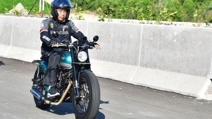 Presiden Joko Widodo (Jokowi) mengendarai sepeda motor melintasi jalan tol Ibu Kota Negara (IKN) Nusantara, Minggu (28/7/2024).