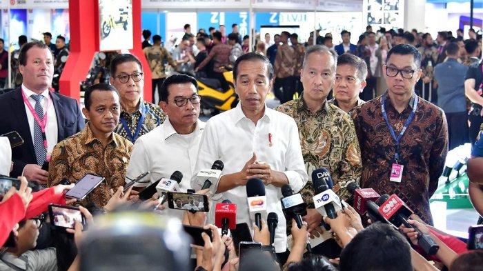 Presiden Republik Indonesia Joko Widodo (Jokowi) mengunjungi Booth PT PLN (Persero) dalam gelaran Periklindo Electric Vehicle Show (PEVS) 2024, di JIExpo Kemayoran (3/05).
